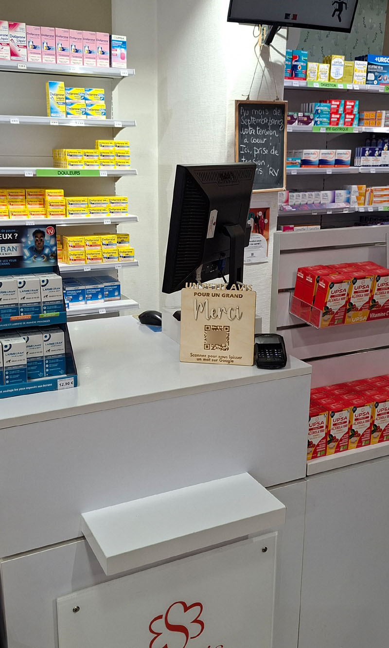 plaque bois QR code comptoir pharmacie